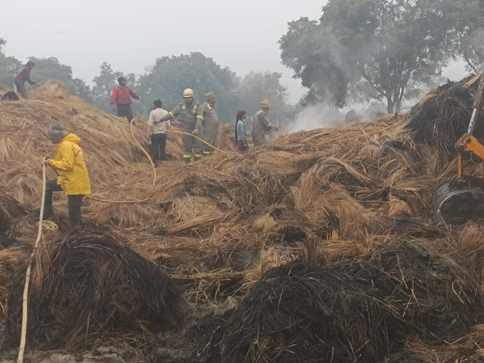 18 घंटे की मशक्कत के बाद लौटी दमकल की टीम, पराली में फिर सुलगी आग