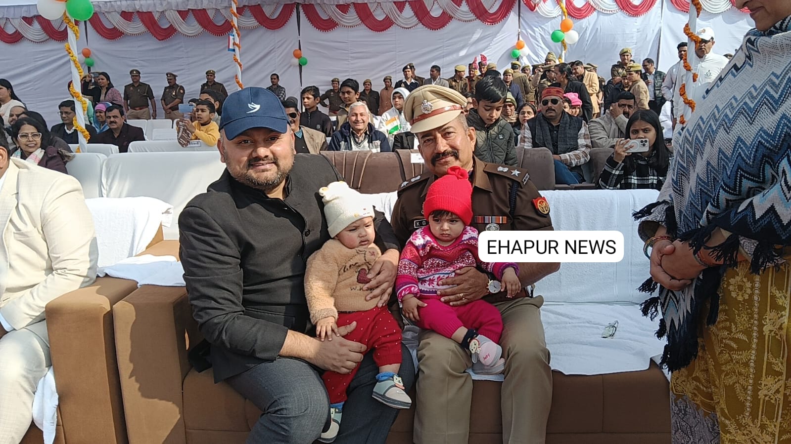 नन्हें बच्चों के साथ खेलते दिखे DM व SP