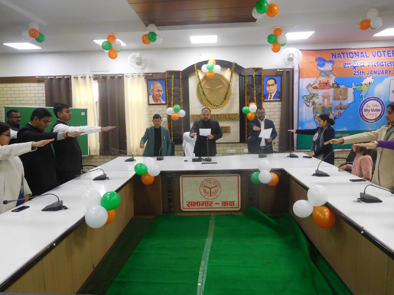 गणतंत्र दिवस पर डीएम ने दिलाई राष्ट्र एकता व अखंडता की शपथ