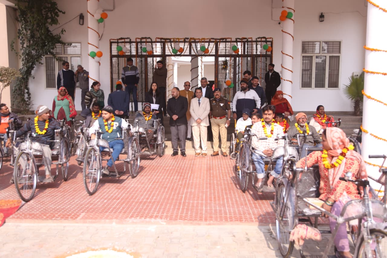 गणतंत्र दिवस के पर दिव्यांगजन को मिले कृत्रिम अंग व उपकरण