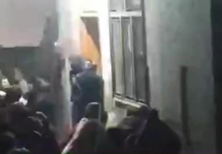 धौलाना में गाड़ी हटाने को लेकर दो पक्षों में विवाद, चले लाठी-डंडे व फावड़े