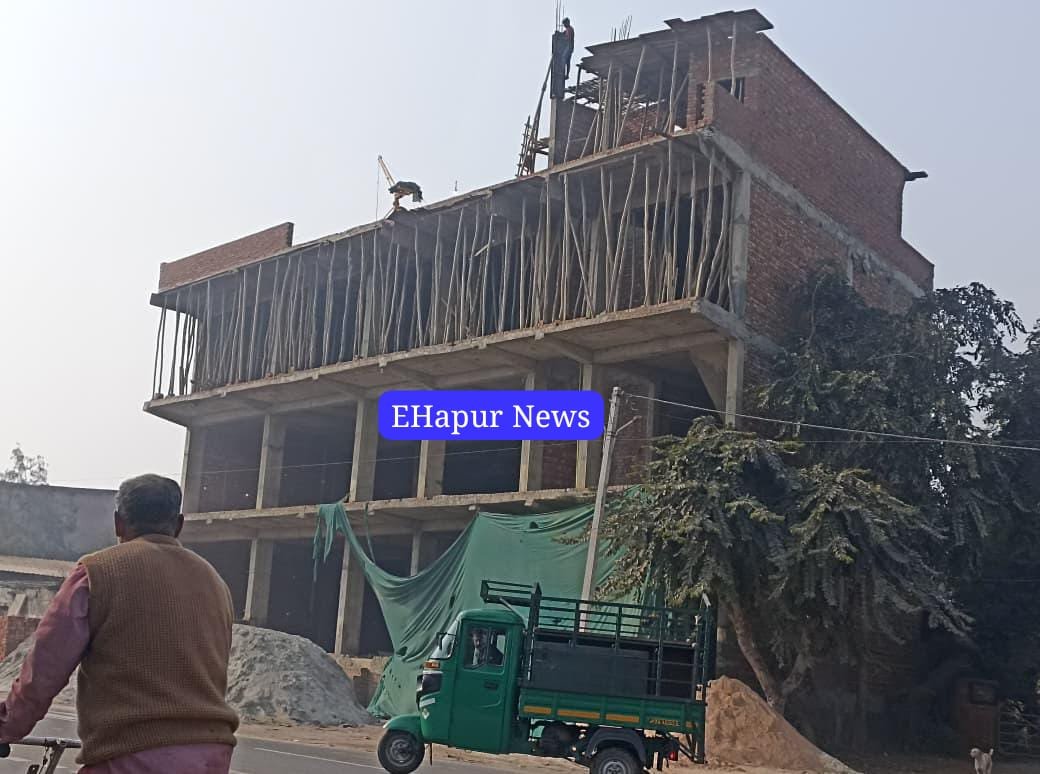 हापुड़-बुलंदशहर रोड पर निर्माणाधीन भवन की हर जुबान पर चर्चा