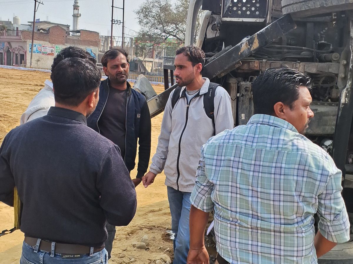 केमिकल से भरा ट्रक अनियंत्रित होकर पलटा