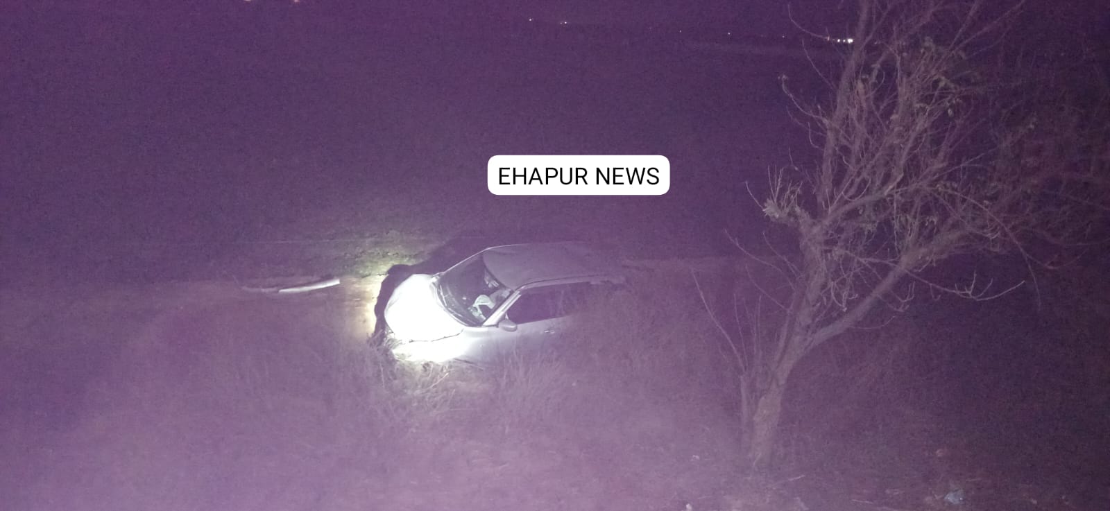 हापुड़: अनियंत्रित होकर खाई में गिरी गाड़ी, चार लोग घायल