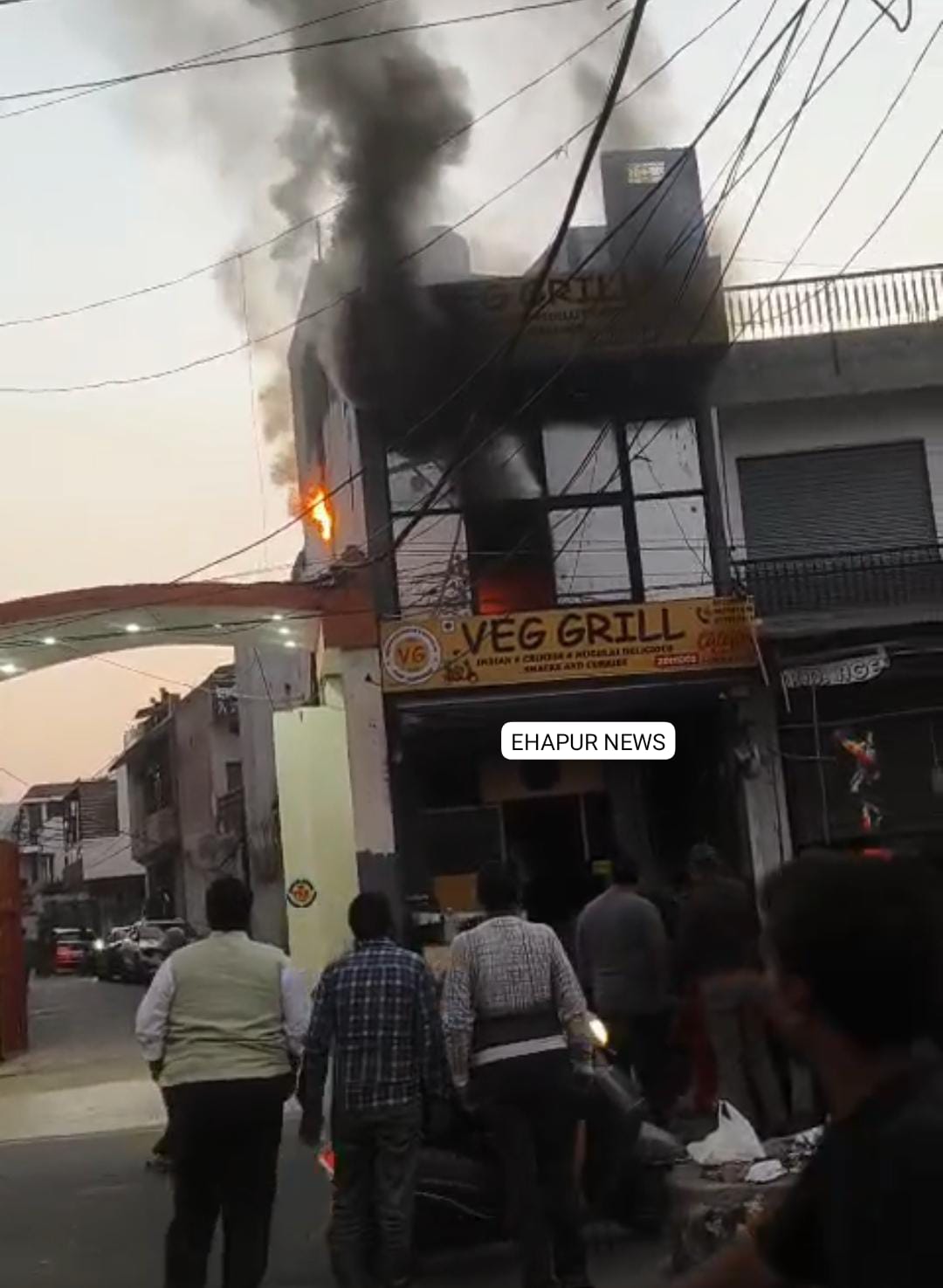 हापुड़: वेज ग्रील रेस्टोरेंट में आग लगने से हड़कंप