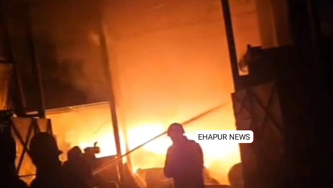 प्लास्टिक के कट्टे बनाने की फैक्ट्री में लगी भयंकर आग