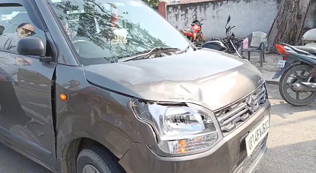 निराश्रित गोवंशों से भिड़ी गाड़ी, बाल-बाल बचे कार सवार