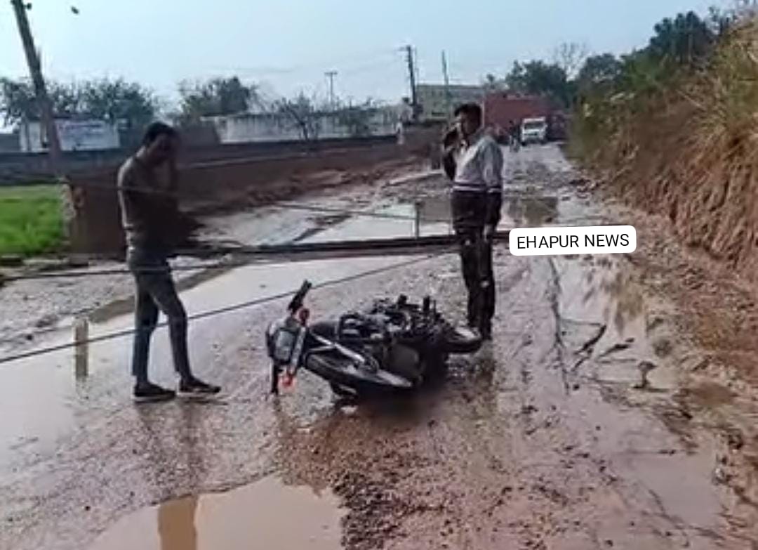हापुड़: एलएन रोड के हालात बेहद खराब, बिजली का खंबा सड़क पर गिरा, बाल-बाल बाइक सवार बचा