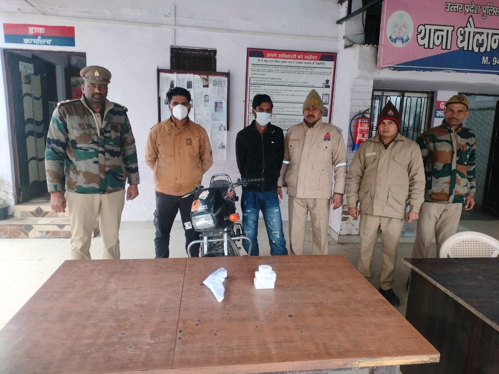 कुंडल लुटेरे पुलिस ने दबोचे,लूटे गये कुंडल बरामद