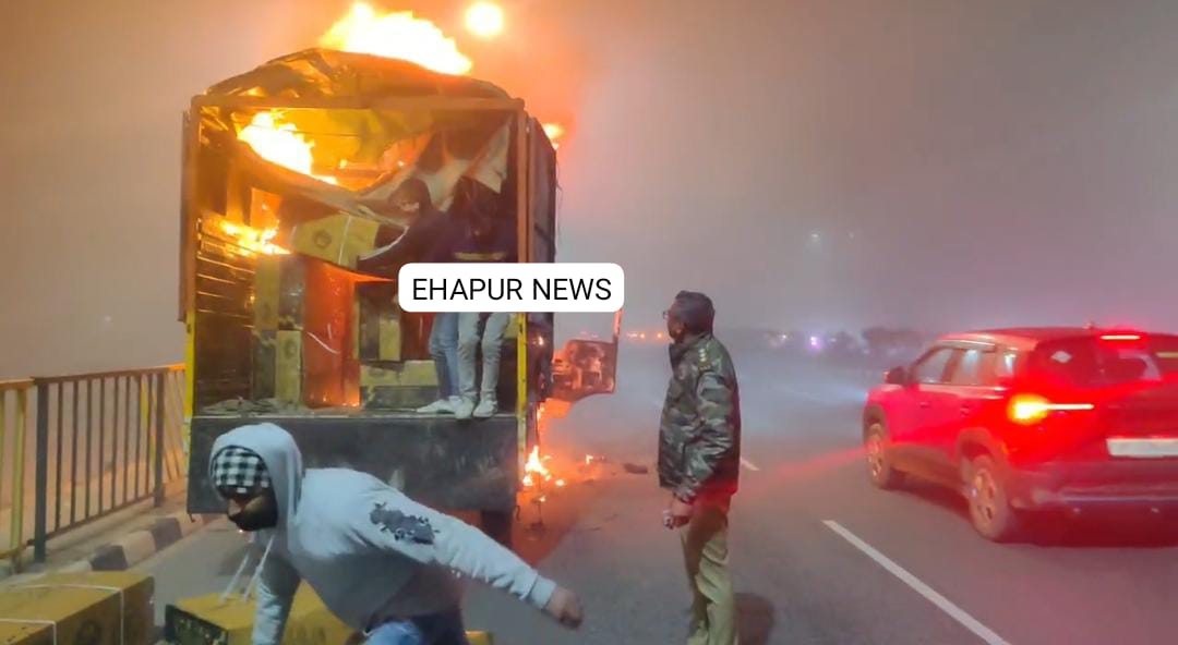 हाईवे पर चलते कैंटर में लगी भयंकर आग