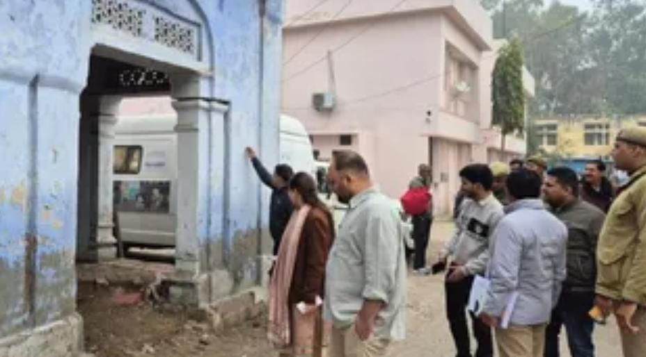 हापुड़ नगर पालिका के परिसर में सात जर्जर भवन होंगे ध्वस्त, बनेगी मल्टीलेवल वाहन पार्किंग