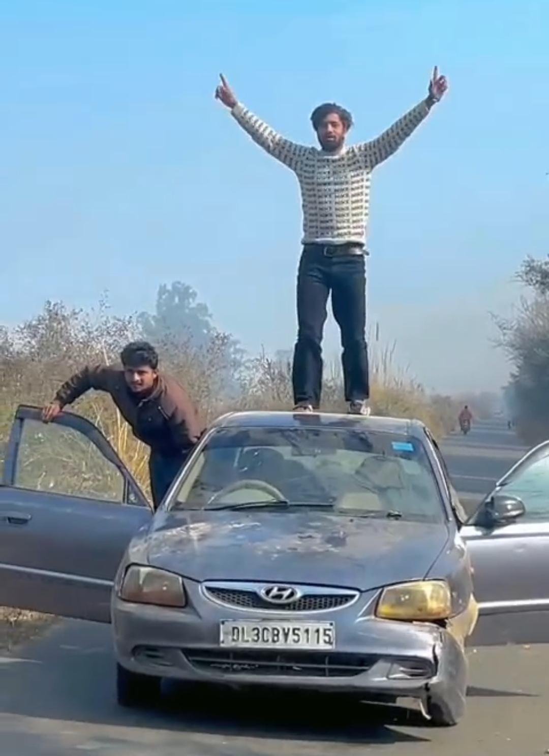 चलती गाड़ी पर युवकों ने किया स्टंट, वीडियो वायरल