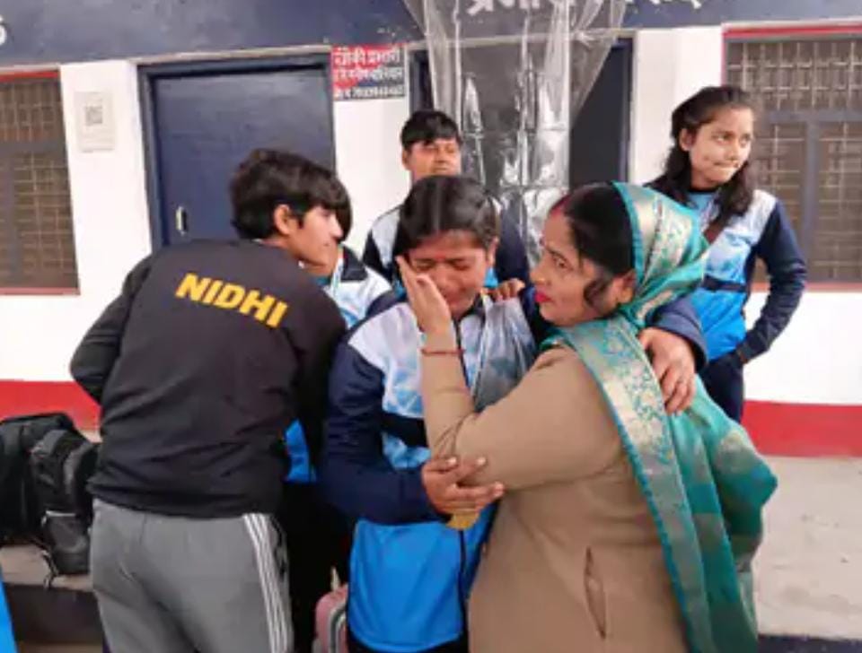 चैंपियन बनने के बाद लौटी बिटिया की आंखों से निकले खुशी के आंसू