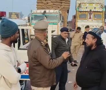 हाइवे किनारे खड़े 28 वाहनों के काटे चालान