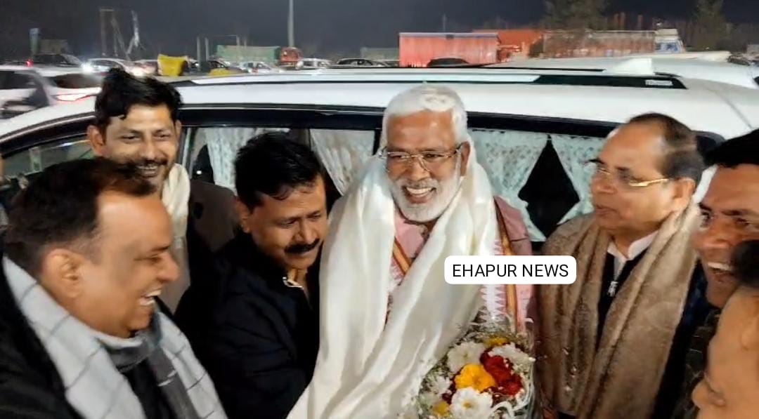 पिलखुवा: टोल प्लाजा पहुंचने पर कैबिनेट मंत्री का स्वागत