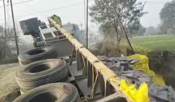 सीमेंट से लदा 18 टायरा ट्रक अनियंत्रित होकर पलटा