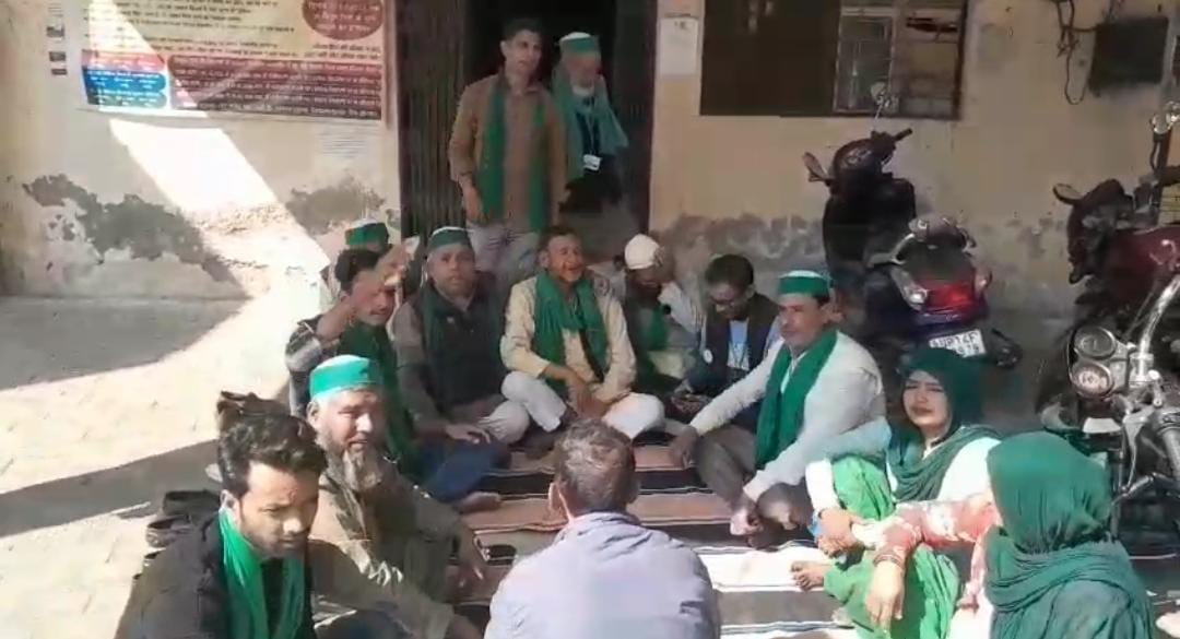 बिजली कटौती से परेशान किसान नेताओं ने एक्सएन कार्यालय पर दिया धरना