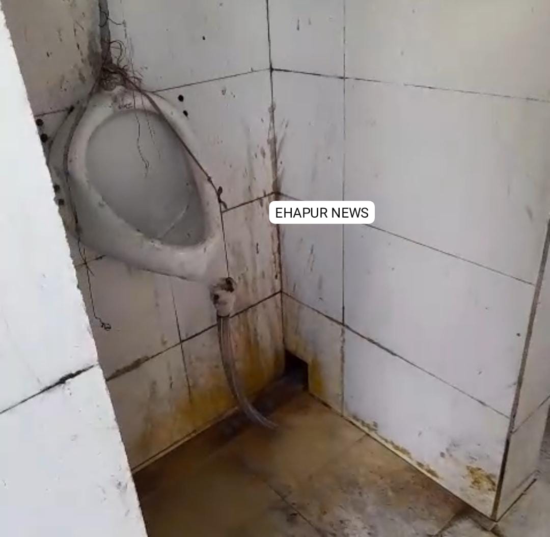 बाबूगढ़: टूटे यूरिनल व गंदगी से लोग परेशान, स्थानीय लोग बदबू में रहने को मजबूर