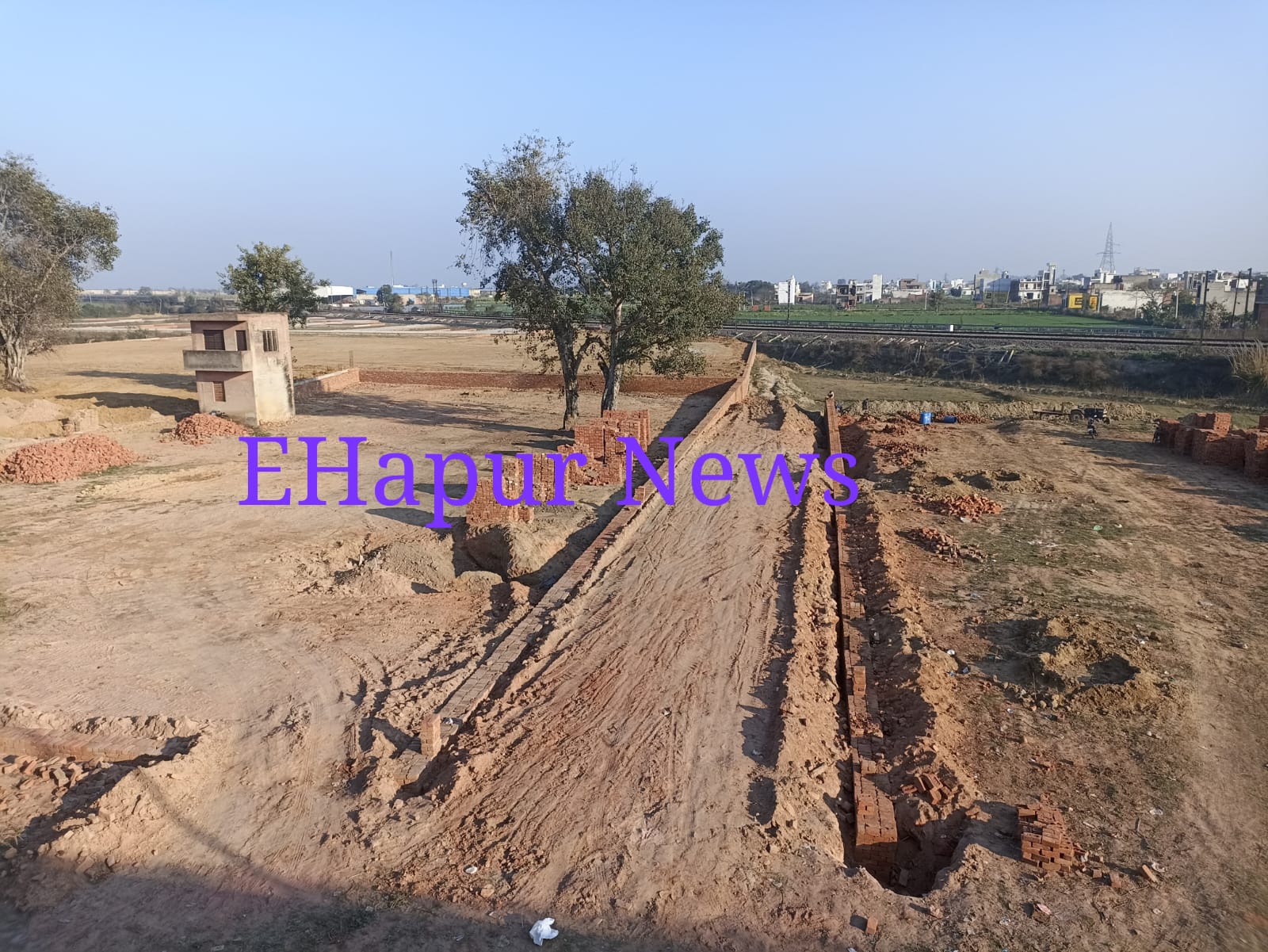 दौमी पुल के नीचे जमीन उपखंडों में बंटी