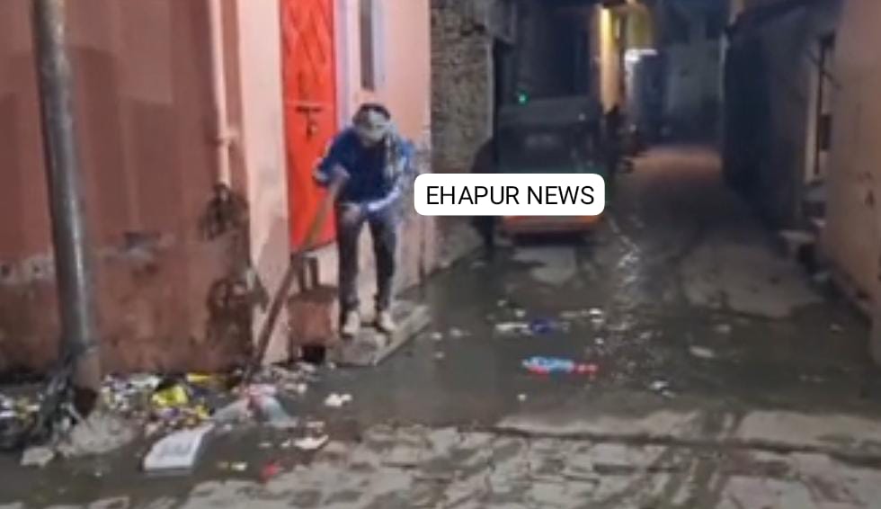 गढ़: नालियों का गंदा पानी सड़क तक पहुंचा