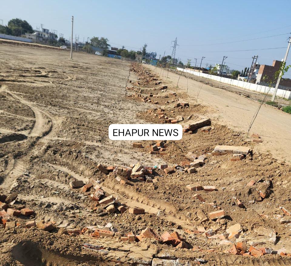 हापुड़: शिवलोक कॉलोनी में कट रही अवैध कॉलोनी पर गरजा बुलडोजर