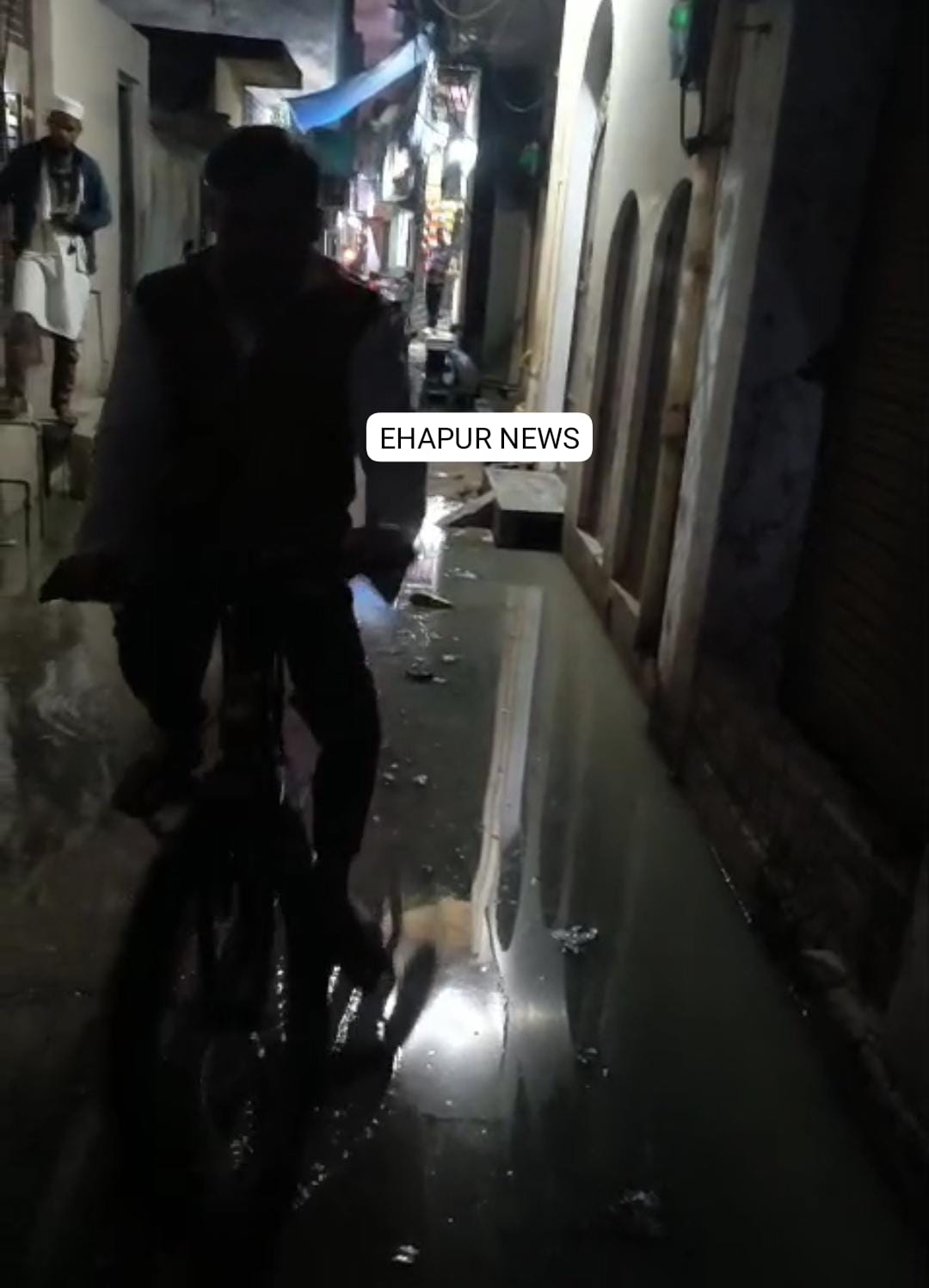 पिलखुवा: शेर वाली गली के लोग जलभराव के बीच रहने को मजबूर