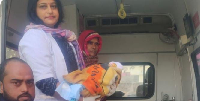 एंबुलेंस में महिला ने बच्ची को दिया जन्म