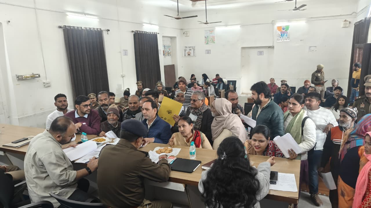 हापुड़ तहसील में जिलाधिकारी ने किया चार शिकायतों का मौके पर निस्तारण