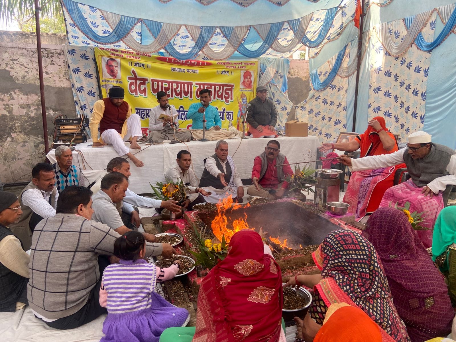 वेद परायण महायज्ञ में आहुतियां डालकर विश्व कल्याण की कामना