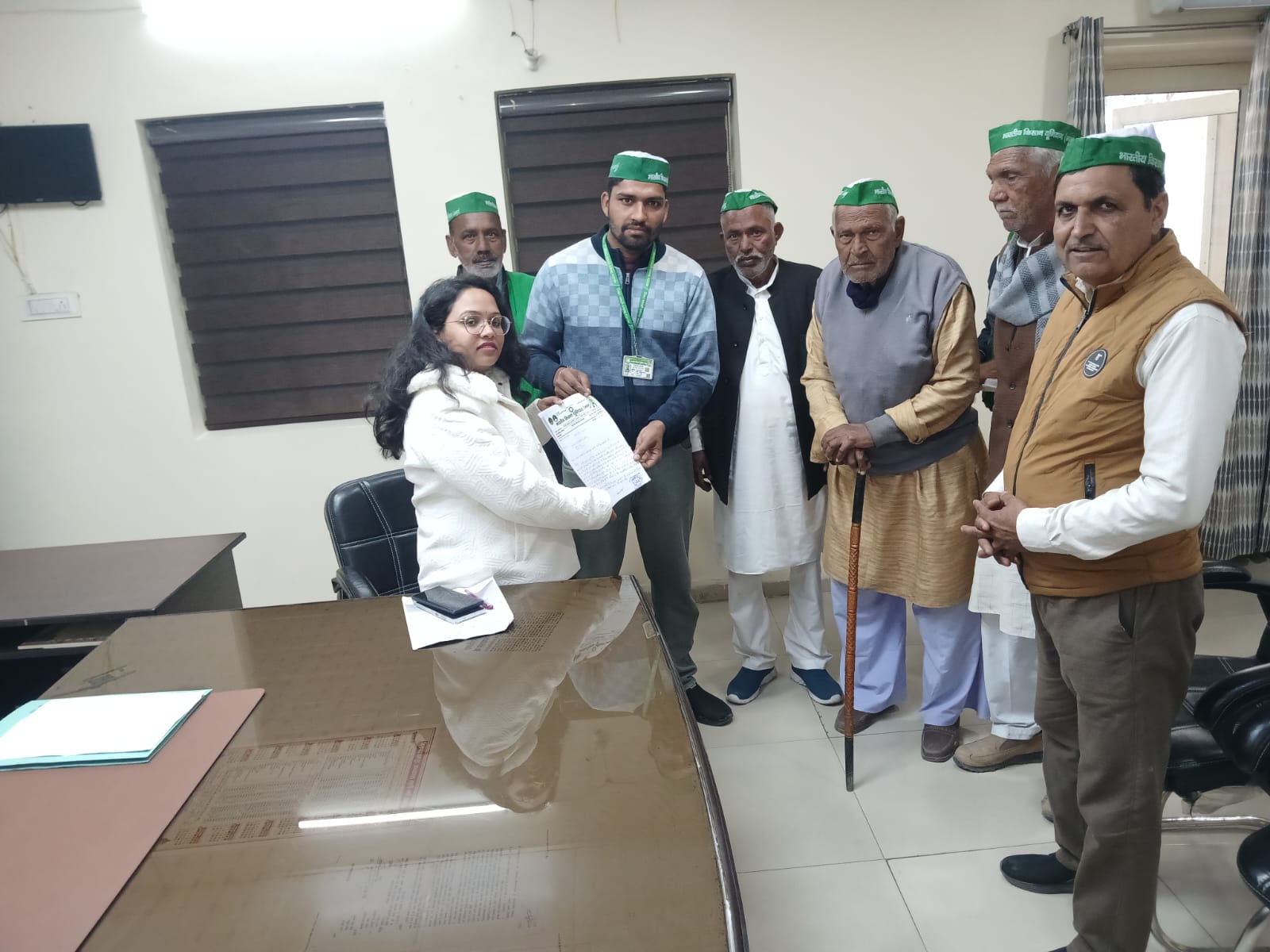 तालाब की भूमि पर अवैध कब्जे का आरोप