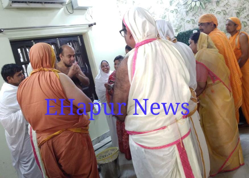 दिगम्बर जैन मुनि आचार्य नमोस्तु सागर जी महाराज का हापुड मे मगंल प्रवेश