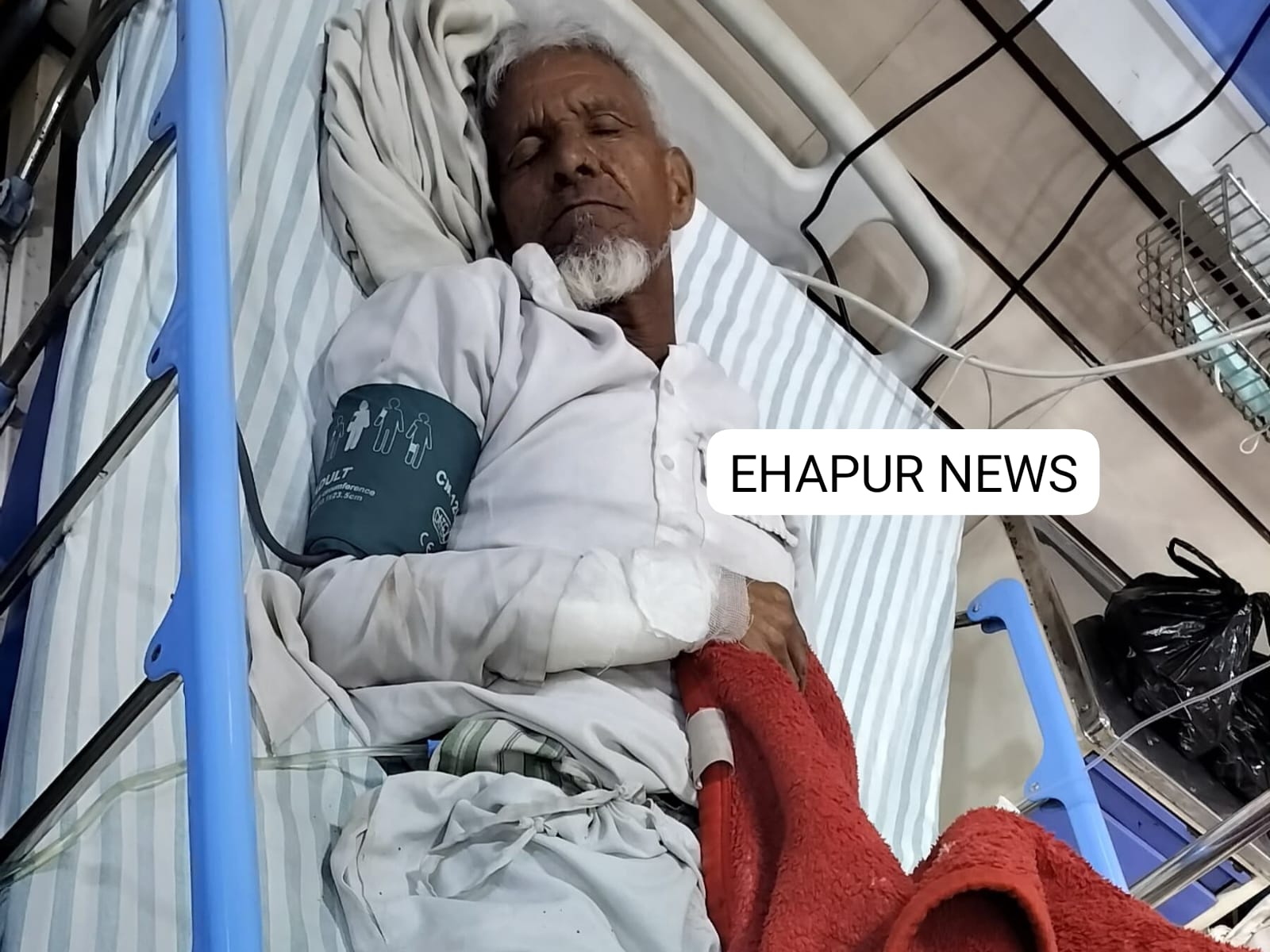 मेजों से लदी ट्रैक्टर-ट्राली पलटने से तीन घायल