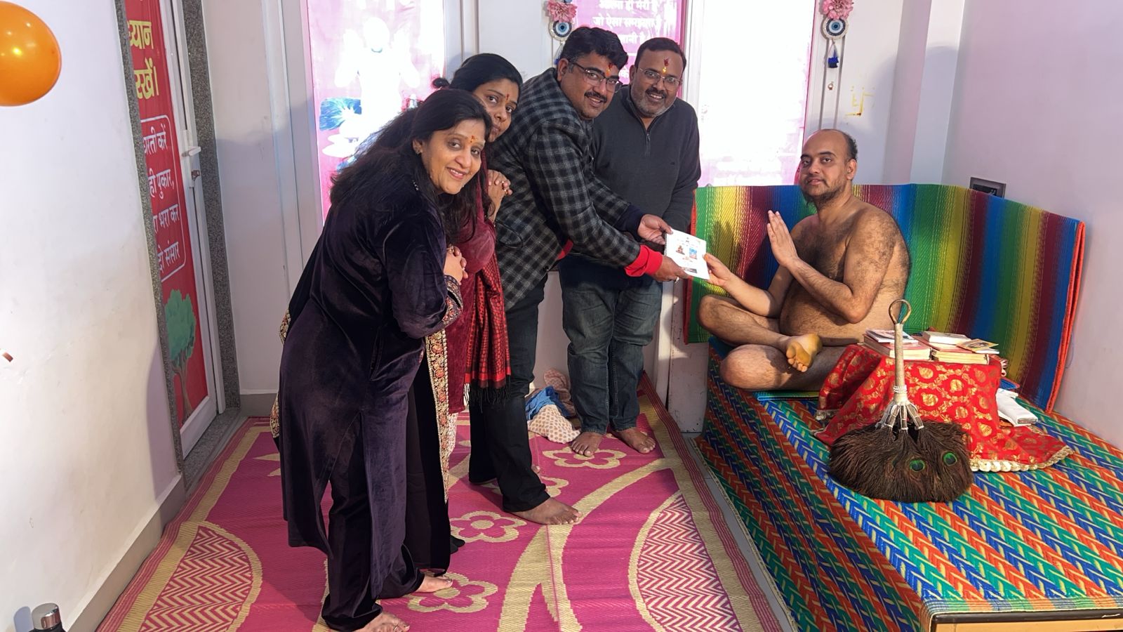 आचार्य नमोस्तु सागर जी महाराज ने पुस्तक का विमोचन किया