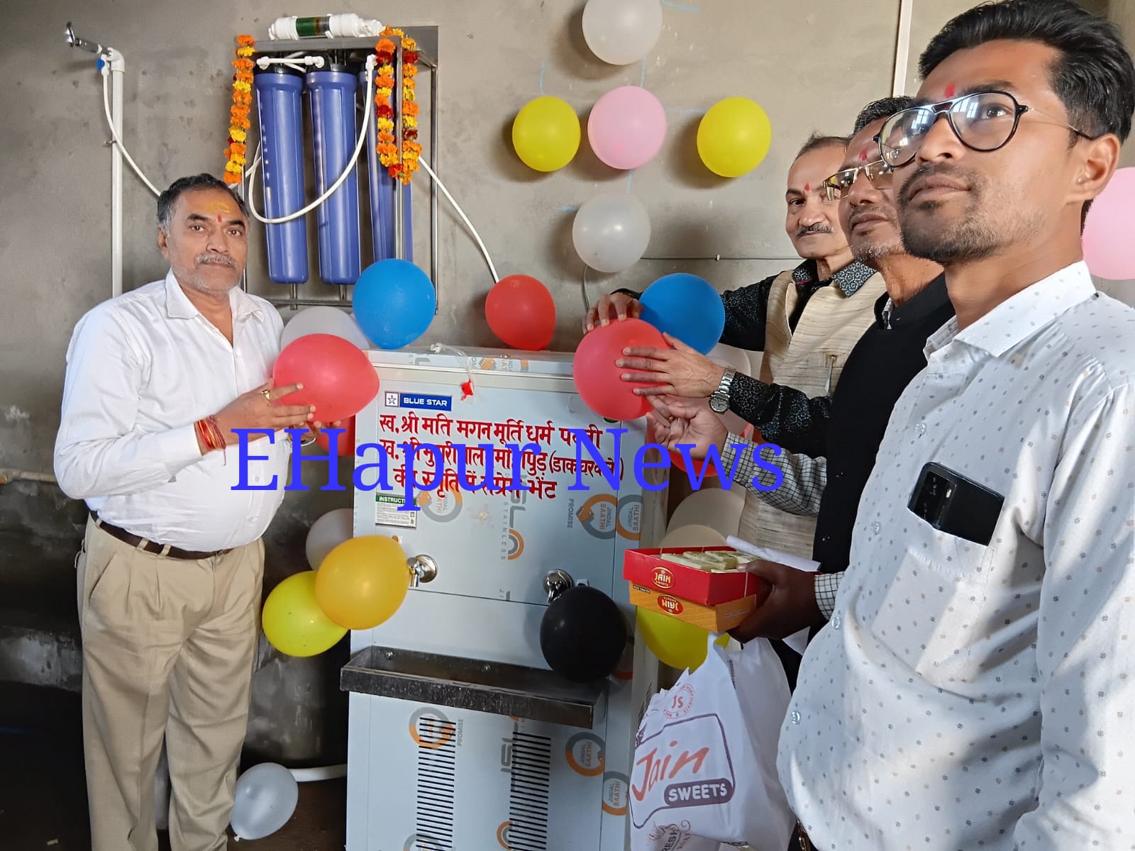 माताजी की स्मृति में विद्यालय को वाटर कूलर भेंट