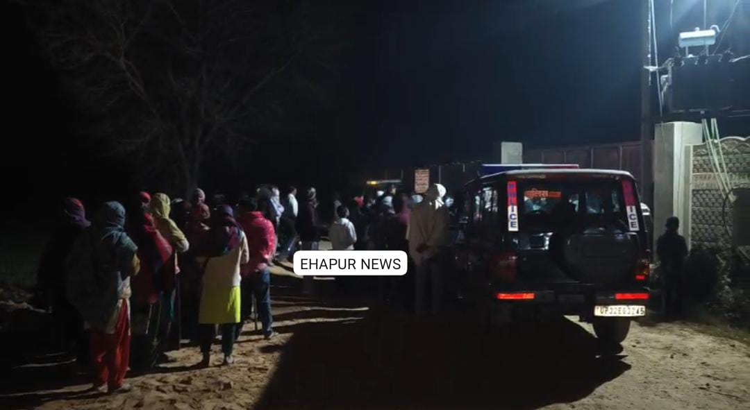 फैक्ट्री के खिलाफ ग्रामीणों का प्रदर्शन, मौके पर पहुंची पुलिस ने समझाया