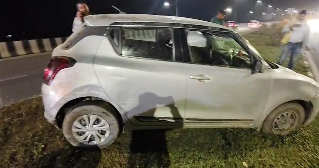 हाईवे पर पलटी गाड़ी, फंसे कार सवारों को बाहर निकाला