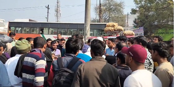 वैलेंटाइन डे पर रंगरलियां मनाने जा रही पत्नी को प्रेमी संग पति ने पकड़ा