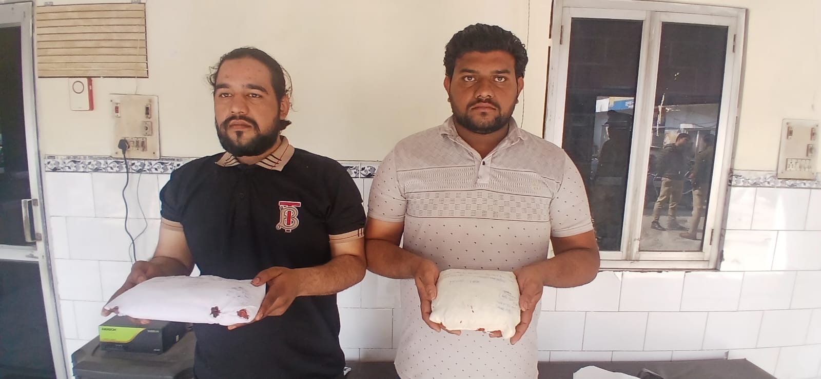 950 ग्राम अवैध गांजे के साथ दो तस्कर गिरफ्तार