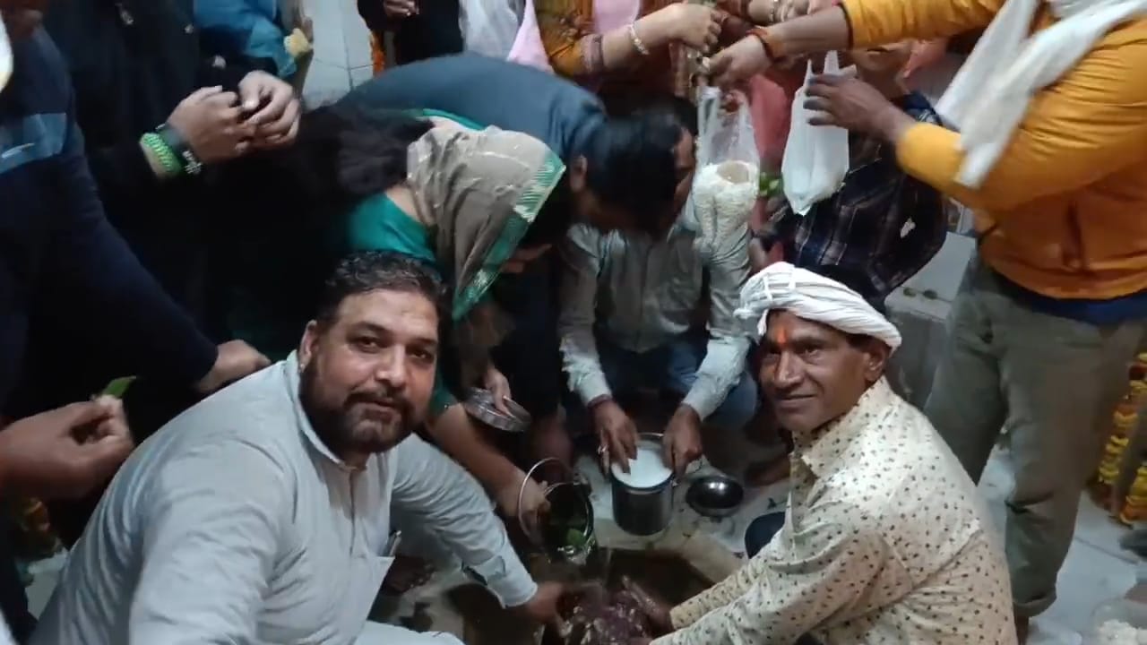 महाशिवरात्रि पर जलाभिषेक के लिए उमड़ा श्रद्धालुओं का सैलाब
