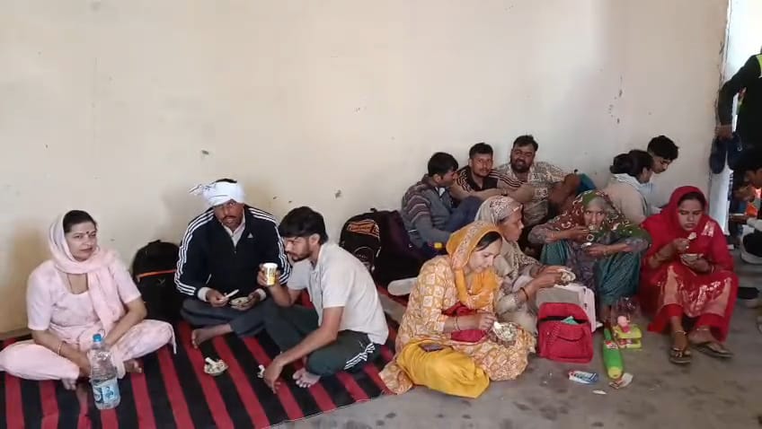 महाशिवरात्रि पर फलाहार के भंडारे में पहुंचे भक्त