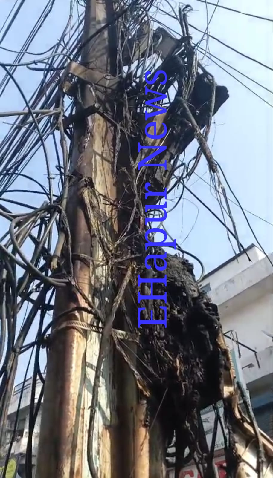 गोल मार्केट के विद्युत पोल पर आग से हड़कंप