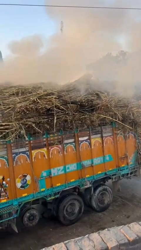 ओवरलोडेड गन्ने के ट्रक में लगी आग