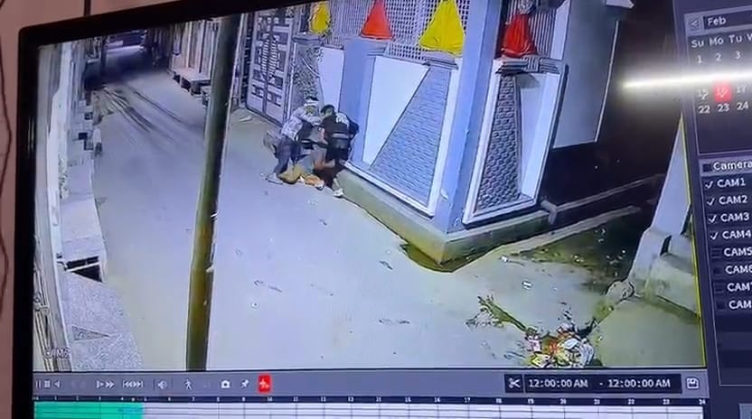 दबंगों ने नाली सफाई में जुटे युवक को पीटा