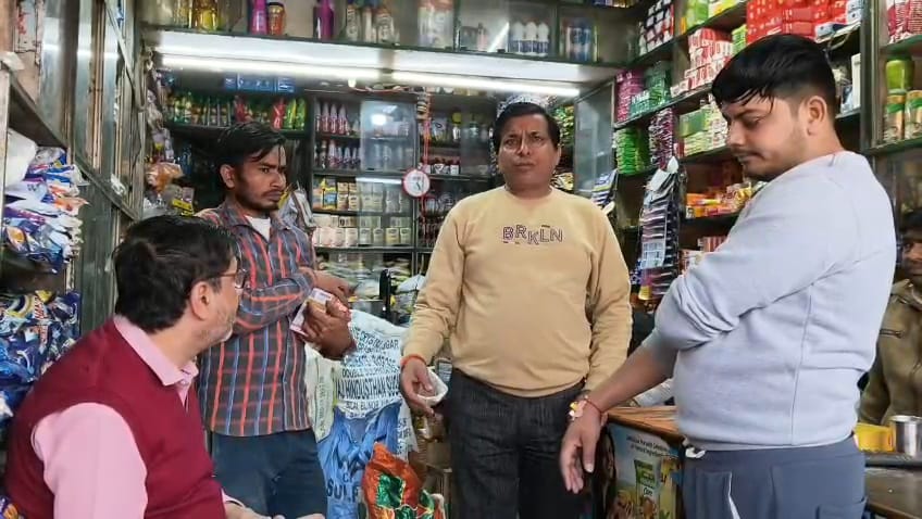 बाबूगढ़ के कुटू आटा विक्रेता के प्रतिष्ठान पर खाद्य विभाग का छापा