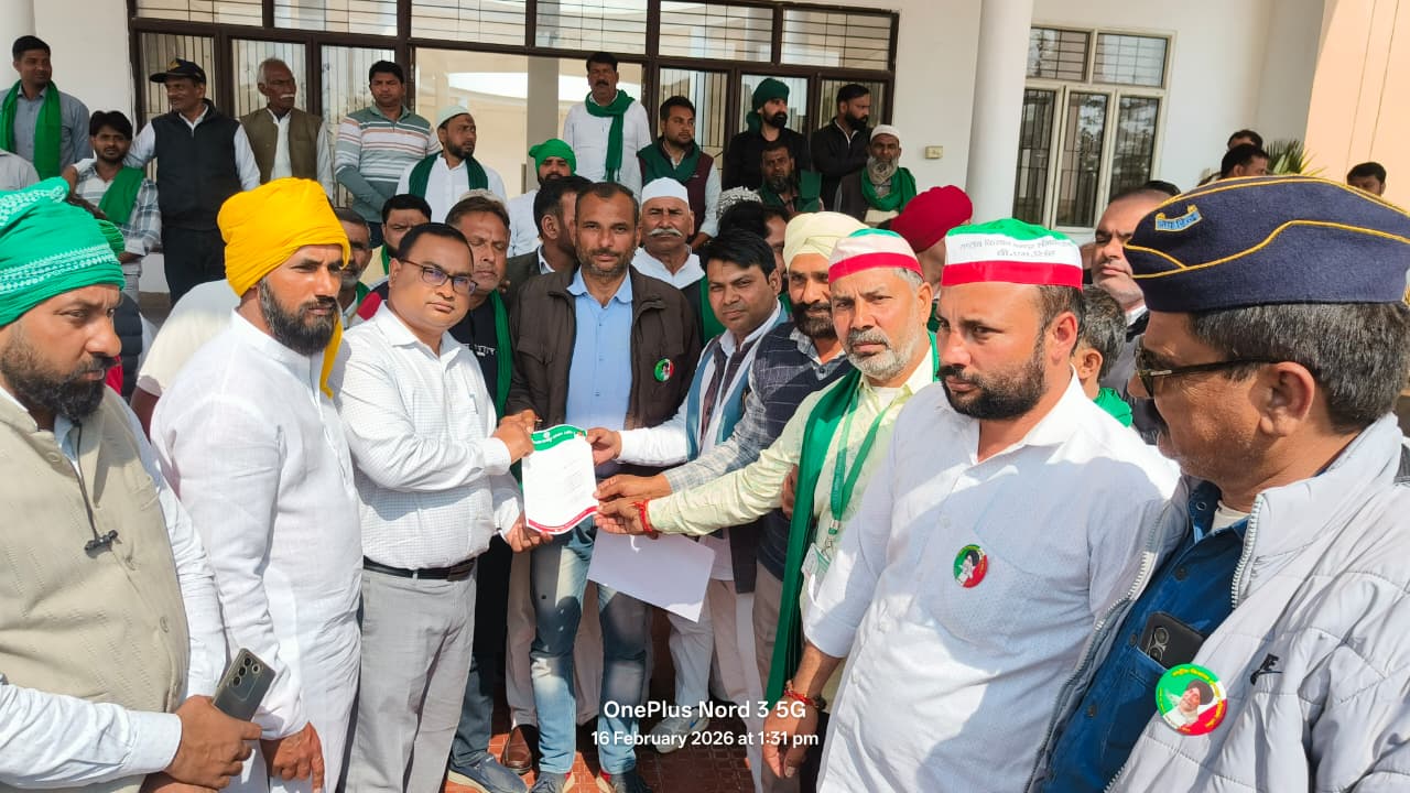 अमेरिका ट्रेड डील से नाखुश किसानों का ज्ञापन