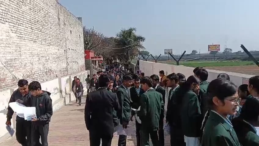 हाई स्कूल गणित का पेपर छात्रों ने लेंथी बताया