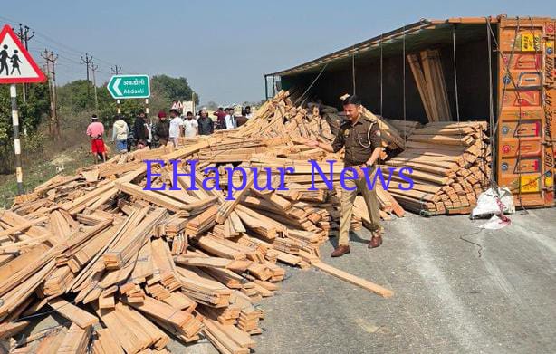 लकड़ी से लोडेड ट्रक पलटने से रास्ता बाधित