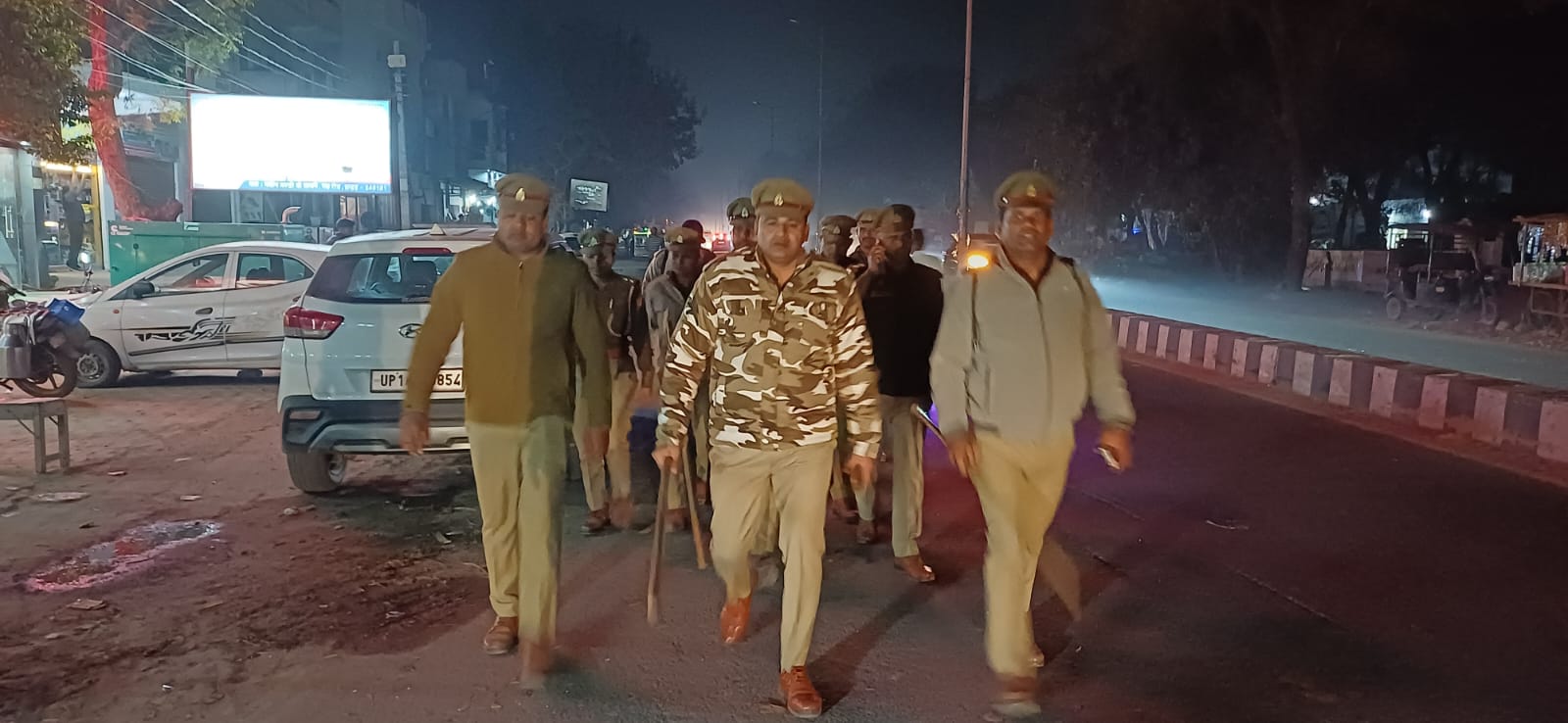 हापुड़ में शांति व्यवस्था हेतु पुलिस ने रात की गश्त