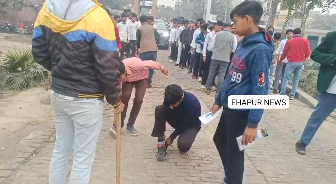 यूपी बोर्ड की परीक्षा शुरू, जूते उतरवाकर की गई छात्रों की चेकिंग