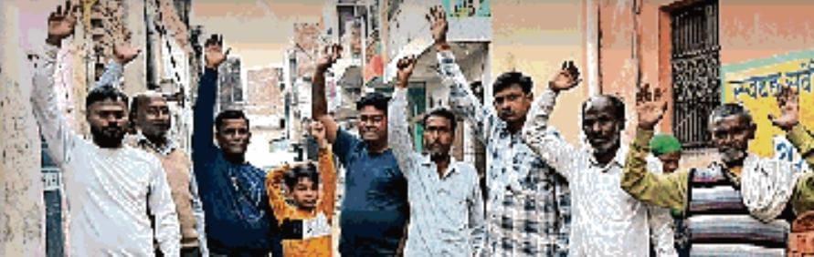 सड़क की गुणवत्ता से खफा लोगों का प्रदर्शन